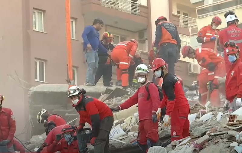 VIDEO  |  Un bărbat din Turcia a fost scos de salvatori de sub dărâmături după 26 de ore de căutări