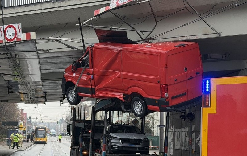 O dubă a rămas agățată de liniile de tramvai, înainte de trecerea pe sub un pod dintr-un oraș german