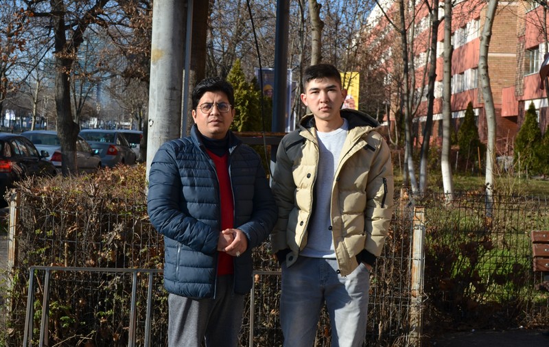 Doi afgani scăpați din infernul taliban își povestesc drumul greu spre integrare: „Românii sunt buni, ne-au adus mâncare și haine, noi i-am rugat să ne găsească o slujbă”