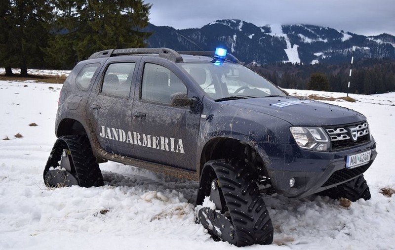 Jandarmii montani din Poiana Braşov au primit o autospecială echipată cu şenile