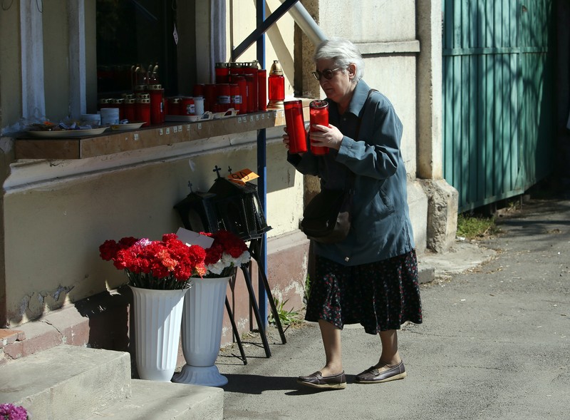 O femeie și-a cumpărat două candele de la Cimitirul Ghencea. Foto: Dumitru Angelescu