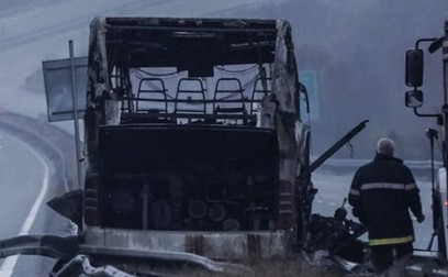 Fiare arse, e tot ce a mai rămas din autocar. Foto: Captură video BTV