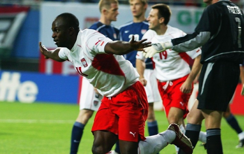 Èmmanuel Olisadebe se bucură după un gol marcat pentru națională