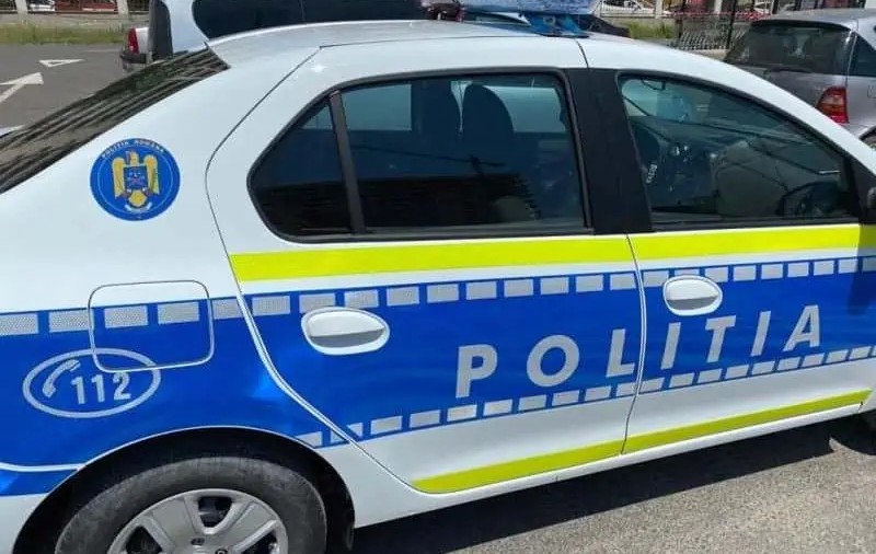 Un copil de 12 ani a furat o mașină și a condus-o prin Sibiu. A fost urmărit de poliție până a acroșat o mașină parcată