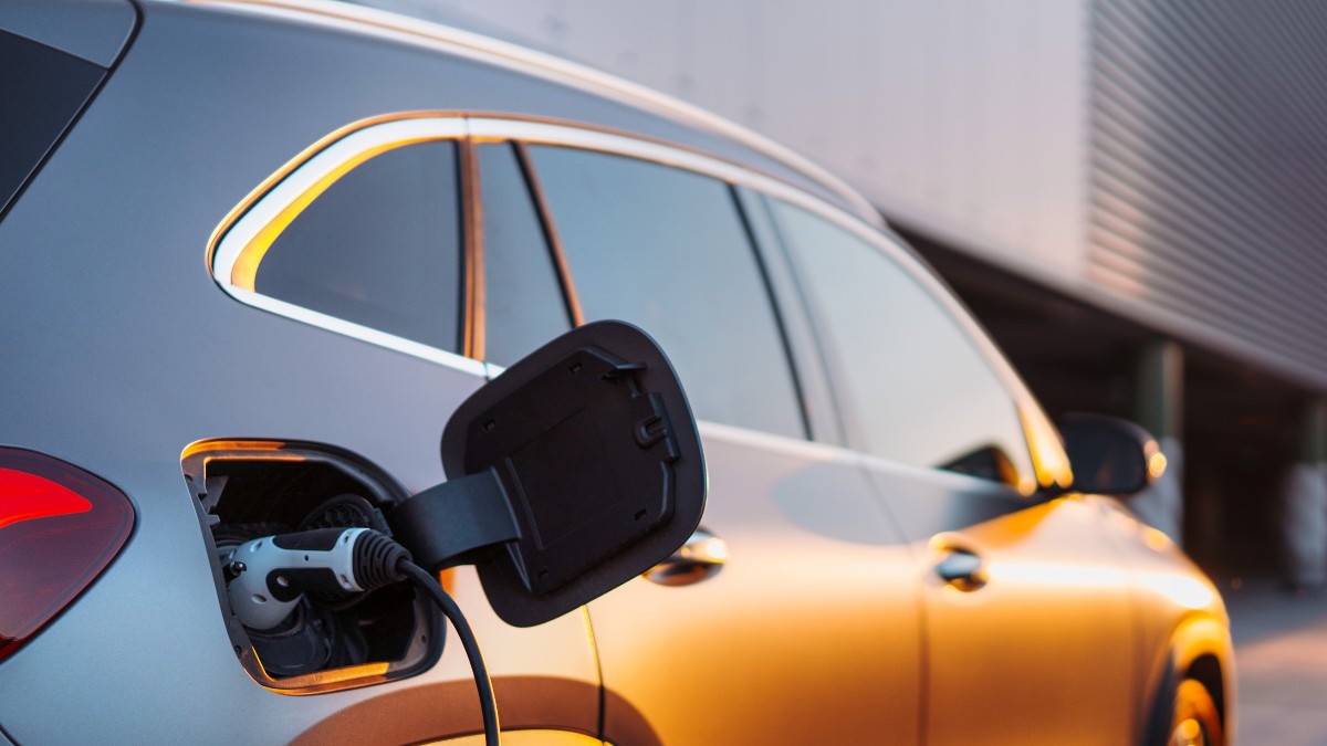 O mașină neagră electrică aflată la încărcat
