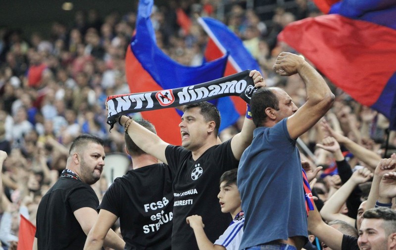 Nouă fani ai FCSB, arestați după ce au intrat în Grecia, pentru deținere de arme și stupefiante