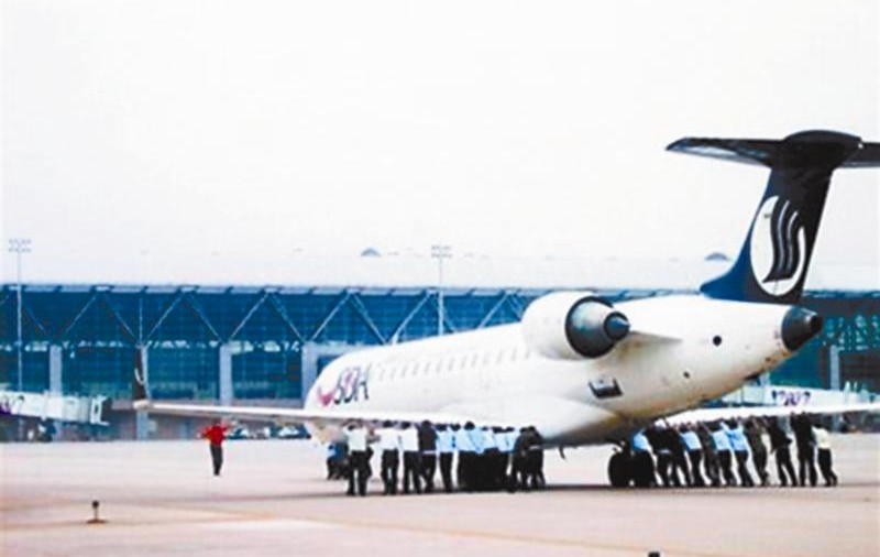 Pasagerii, puşi să împingă avionul