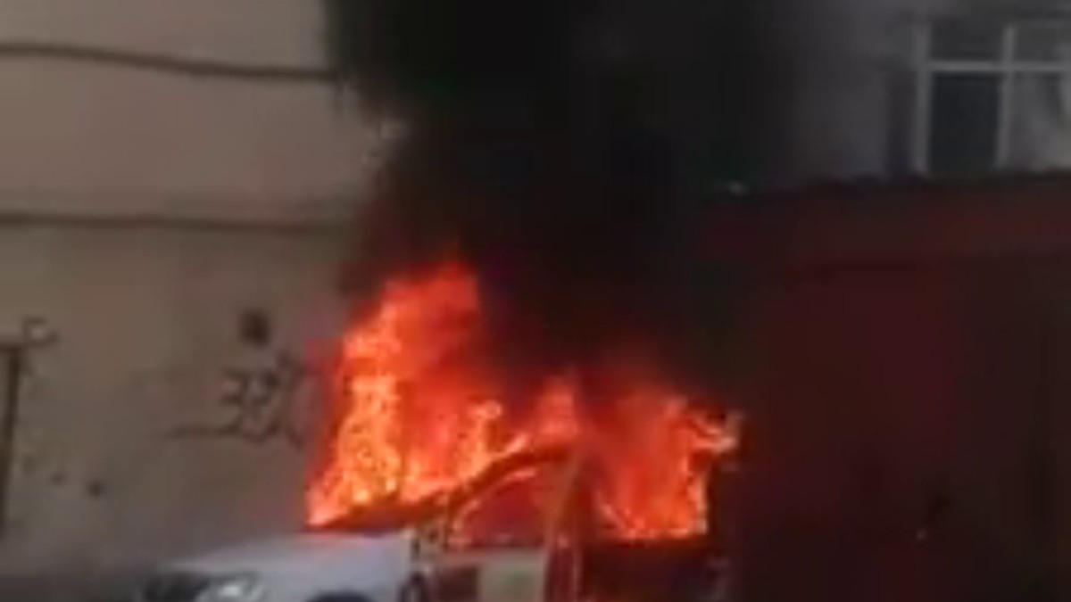 Un taxi cu GPL a luat foc într-o parcare din Moreni