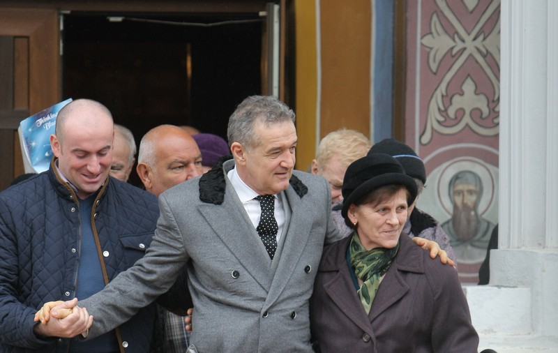 Becali a făcut circ la biserică: "Mi-e ruşine când văd ce făceam!"
