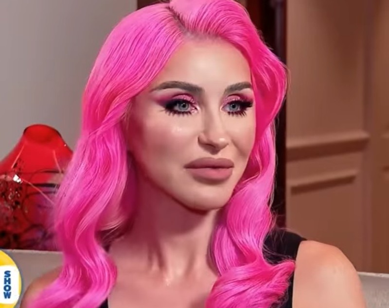 Cum au apărut Anastasia Soare și fiica ei în România. Norvina a atras atenția cu părul roz și cu declarațiile despre mama ei: „Foarte mândră sunt de ea”