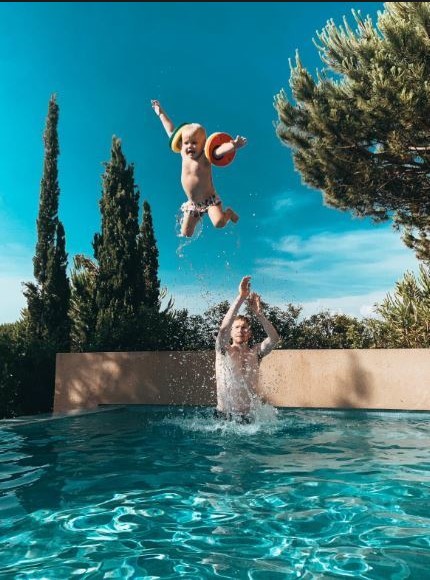 Belgianul Kevin De Bryune, campion al Angliei cu Manchester City, se distrează la piscină împreună cu copilul său