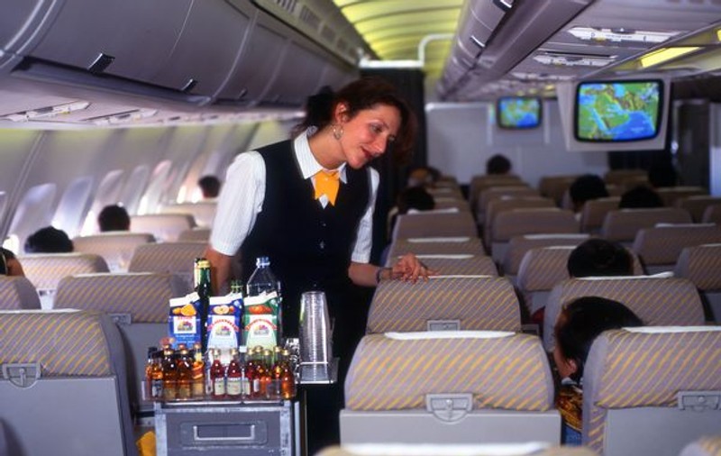INCREDIBIL! Stewardesă prinsă cu o alcoolemie de opt ori mai mare decât limita, în timpul zborului