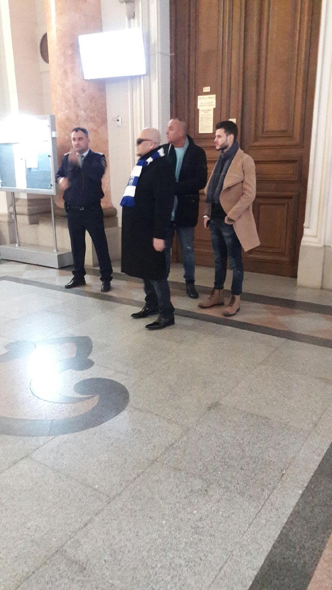Adrian Mititelu (prim-plan), pe holurile Curții de Apel București, în așteptarea începerii unui nou termen în dosarul dezafilierii Universității Craiova. (FOTO: Daniel Conțescu)