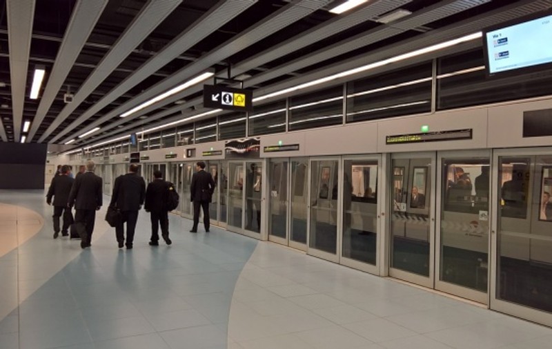 Petiție online pentru panouri anti-sinucidere la metrou. Peste 11.300 de oameni au semnat-o deja