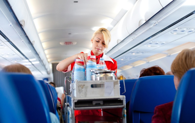 Ce băuturi nu ar trebui să comanzi niciodată în avion. Ponturi de la însoțitorii de zbor: „Țevile sunt curățate rar”