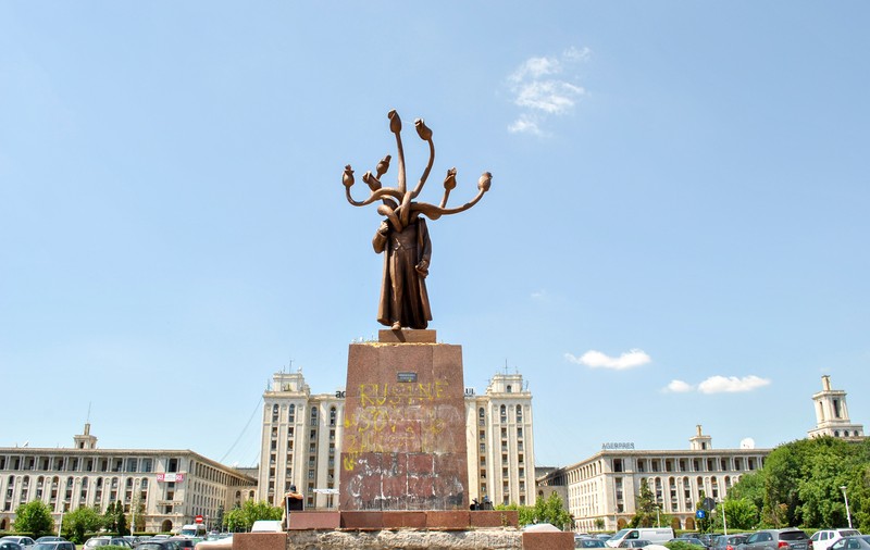 „Hidra”, statuia care a fost vandalizată la Iași, va fi scoasă la licitație. „Ideea lucrării este că s-a schimbat clasa politică doar la față”, spune autorul