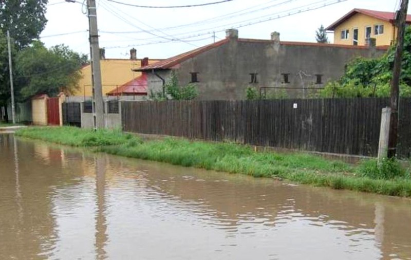 Drumuri blocate din cauza inundațiilor din ultimele două săptămâni