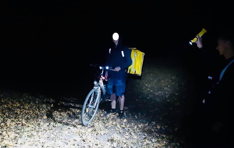 Un curier pe bicicletă s-a rătăcit într-o pădure din Timiș. Voia să ajungă mai repede la livrare, dar a rămas fără baterie la telefon