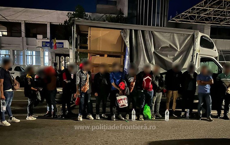 Migranți ascunși în cutii de carton, depistați la vama Nădlac, într-o autoutilitară condusă de un român