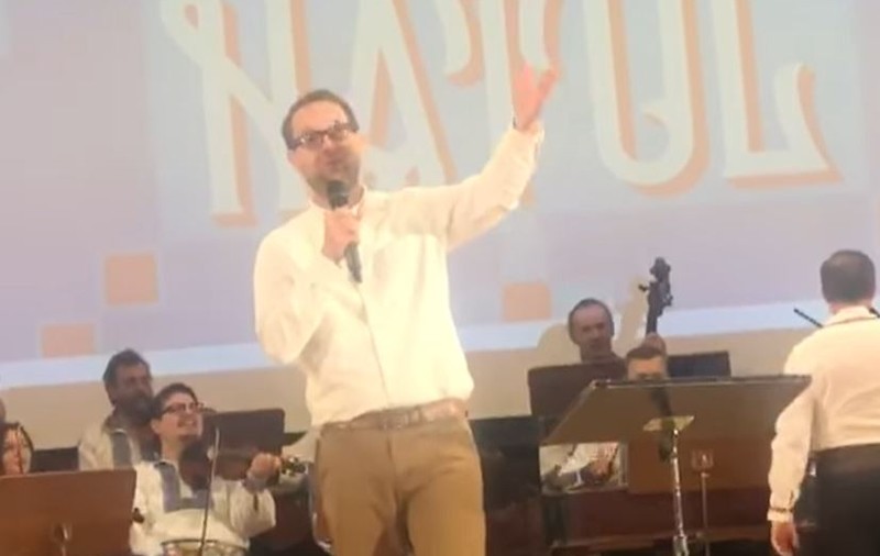 Dominic Fritz, pe scena Filarmonicii Banatul. Primarul Timișoarei a cântat o melodie populară