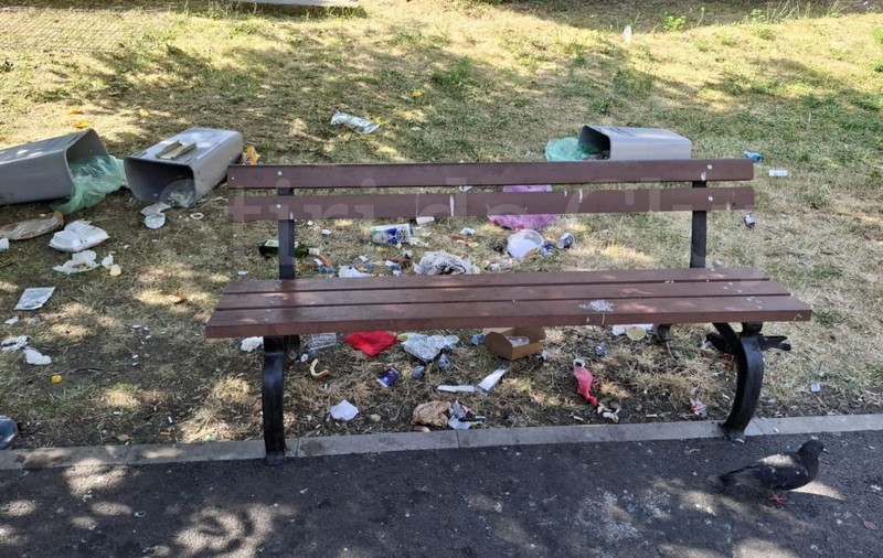 Parcurile din Cluj, din ce în ce mai pline de gunoaie: „Locul a devenit un focar de infecție, gardurile sunt rupte”