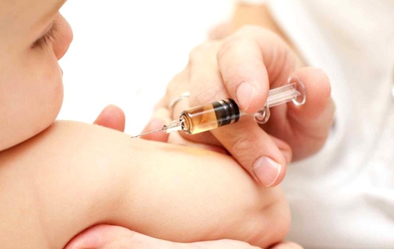 Studiu: Unu din trei copii sub cinci ani de la sate nu a fost vaccinat. ”Sărăcia este cauza principalelor vulnerabilităţi din rândul copiilor”