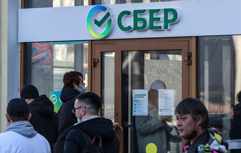 Cea mai mare bancă rusă iese de pe piața europeană, din cauza sancțiunilor financiare ale Occidentului