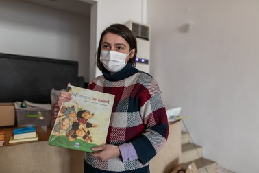 Una dintre cărţile preferate de elevii Alexandrei e despre un şoarece cu coada prea lungă