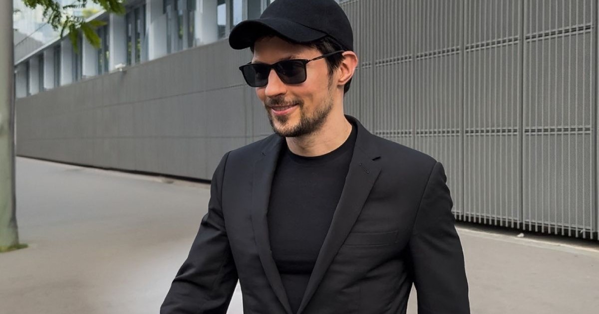 Fondatorul Telegram, Pavel Durov, îmbracat in negru complet, cu sapca neagra si ochelari de soare, la ieșirea din tribunalul din Paris, 28 iulie 2025.