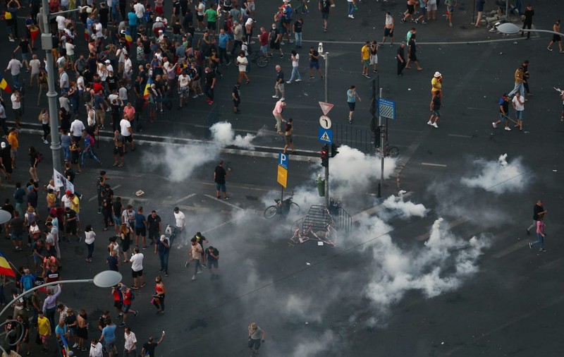 Intervenţia brutală a Jandarmeriei din Piaţa Victoriei, nejustificată. Concluzia preliminară a procurorilor militari