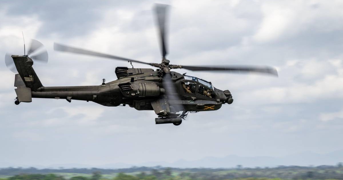 Un elicopter AH-64E Apache Guardian al Armatei SUA, repartizat Escadrilei a 4-a, Regimentului 6 Cavalerie, Brigăzii 16 Aviație de Luptă, Baza Comună Lewis-McCho