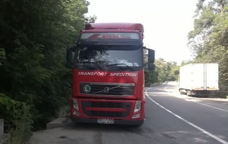 Hoţii au furat 600 litri de motorină din rezervorul unui TIR condus de un polonez | FOTO