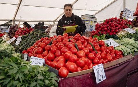 Cât costă să faci o salată de vară cu roșii românești și castraveți din piața Amzei, Obor sau Rahova