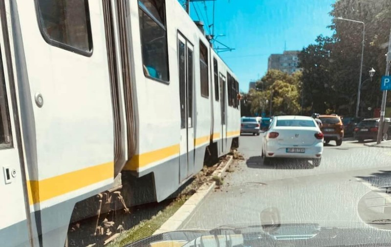 Tramvai deraiat pe șoseaua Alexandriei din București. Linia 32 este blocată