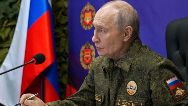 Vladimir Putin, în noi imagini de propagandă precum că ar ține situația militară sub control Sursa foto: Profimedia