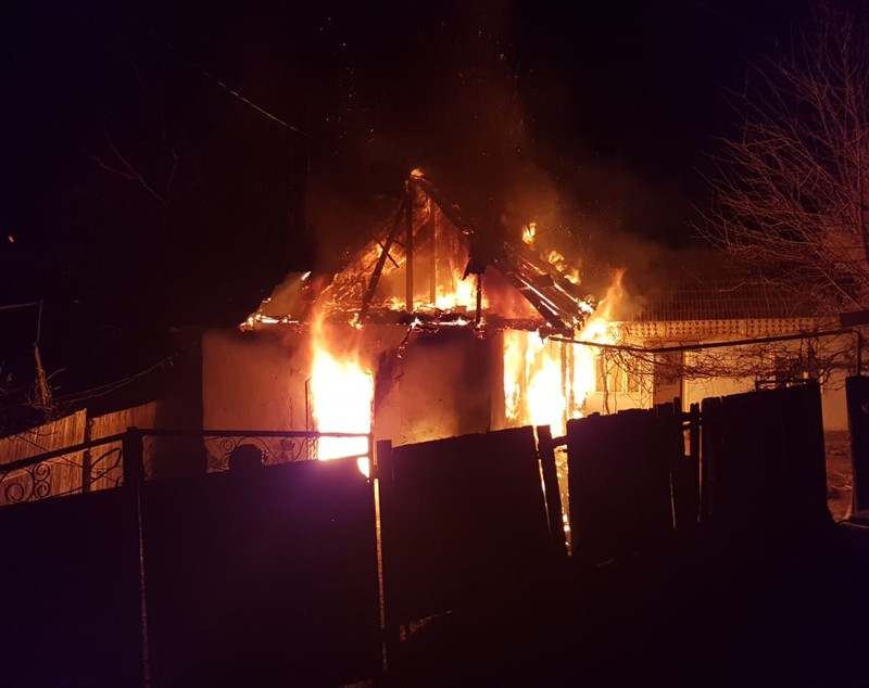 FOTO | O fetiță de 9 ani și mama acesteia, găsite moarte într-o locuință cuprinsă de flăcări în Bacău 