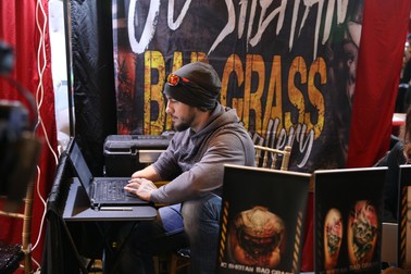 JC, lucrând la un nou design de tatuaj, la International Tattoo Convention de la Palatul Bragadiru. / Foto: Dumitru Angelescu