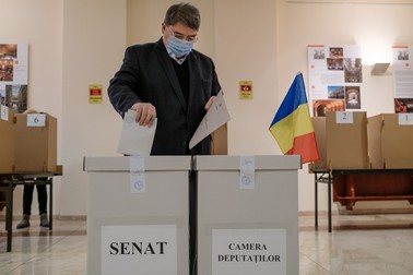 Ambasadorul României la Berlin, Emil Hurezeanu, votează la secția 159 din cadrul ambasadei