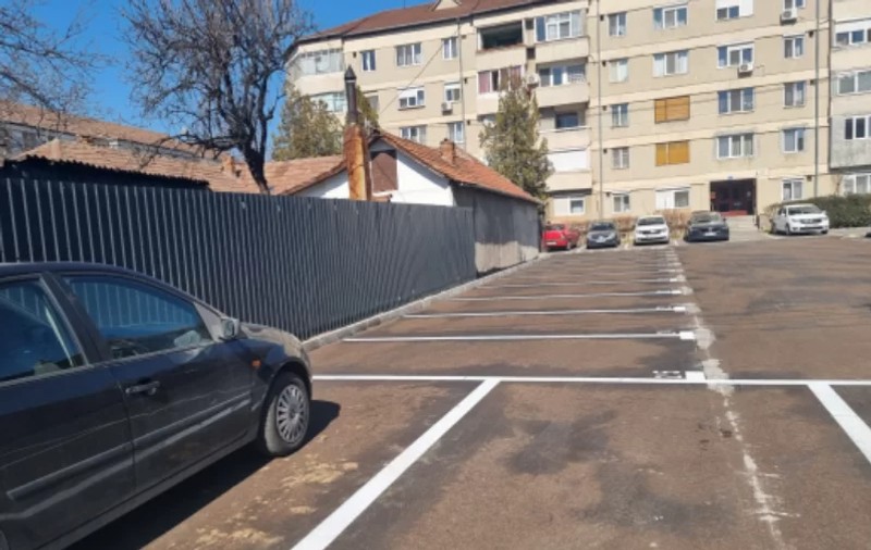 Peste 1.000 de locuri de parcare sunt disponibile la Oradea. Cum se va face atribuirea lor