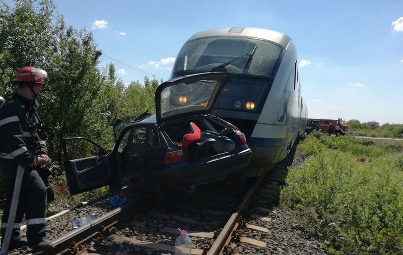 O femeie şi fiica ei de 3 ani, lovite de tren în Timiș. Martorii le-au scos dintre fiare