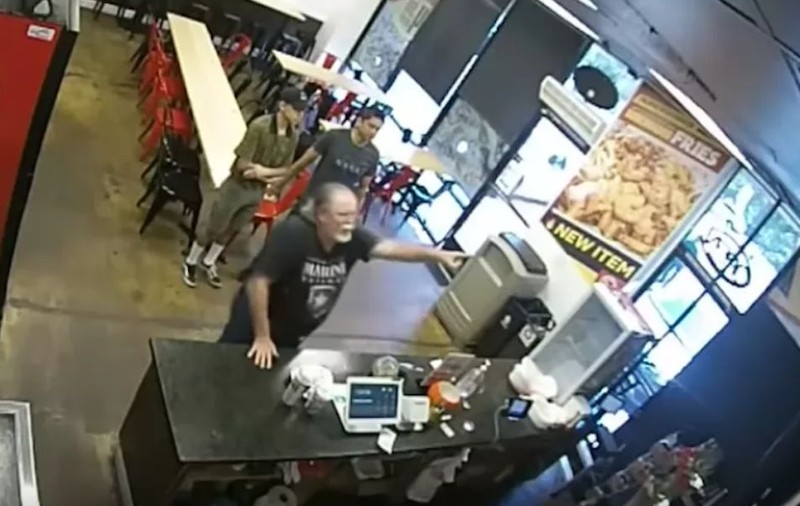 Reacția furibundă a unui client într-un restaurant. Și-a ieșit din minți din cauza unui cuvânt în spaniolă | VIDEO