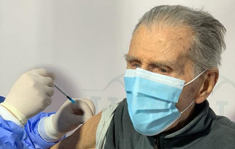 Un veteran de război de 99 de ani s-a vaccinat anti-COVID-19 la Circul Metropolitan. „Un exemplu pentru noi toți”
