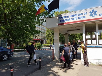Cadavrul scos din fosa septică a fost transportat la mortă pentru necropsie