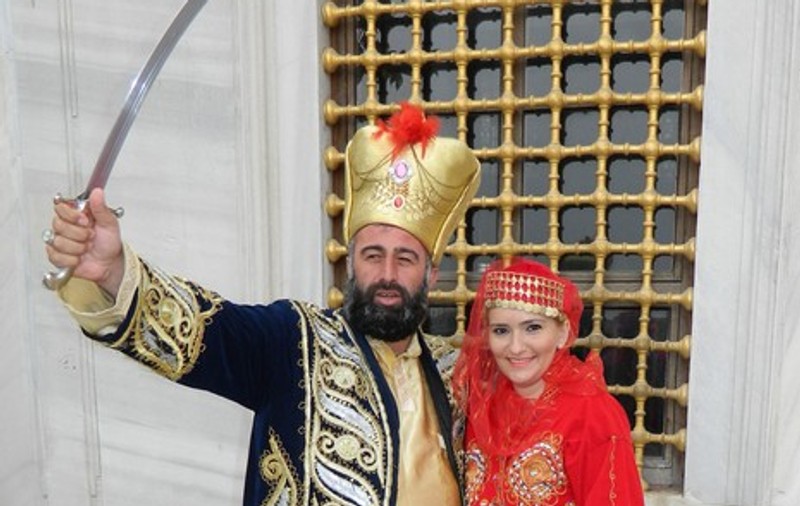 COLECȚIE de HAINE INSPIRATĂ de ”SULEYMAN MAGNIFICUL”. Vezi ce designer a avut această idee! 