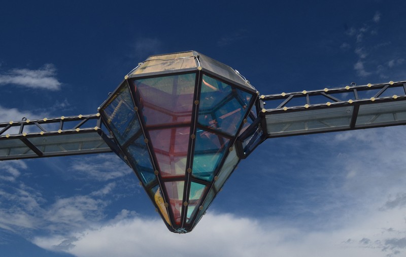Bar din sticlă în formă de diamant, suspendat la 280 de metri deasupra unui canion. În ce țară a fost construit