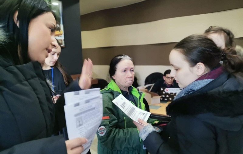 Primii refugiați ucraineni angajați în România: 44 de oameni vor lucra la o companie din Bistriţa