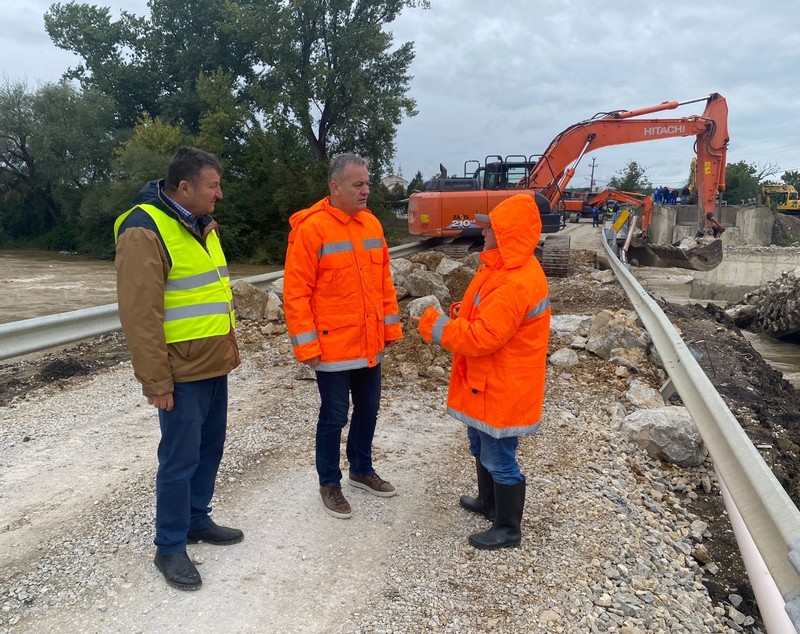Un pod din Bihor s-a fisurat din cauza ploilor, la o săptămână de la inaugurare. Traficul a fost deviat