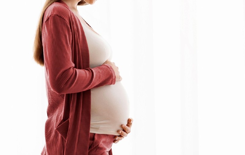 Ce se întâmplă cu bursa de 700 de lei pentru mame minore. Răspunsul Ministerului Educației