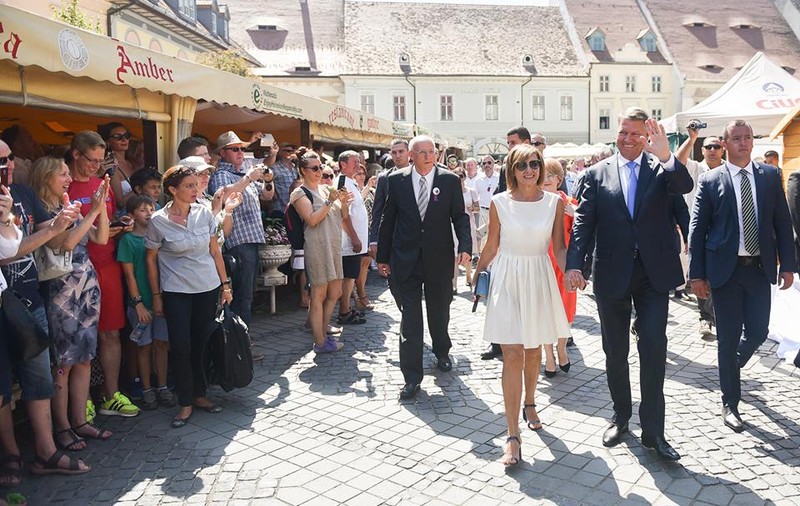 Carmen Iohannis, la un pas de un accident vestimentar. Ținuta o trădează!