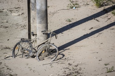 O bicicletă aruncată a ieșit la iveală din cauza nivelului scăzut al apei din portul Lobith din Rin, Olanda, 3 august 2022. | Foto: EPA